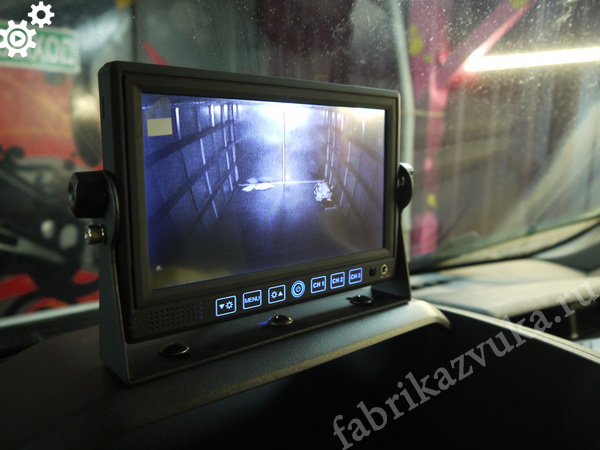 Установка монитора для контроля ситуации в фургоне на Ford Transit
