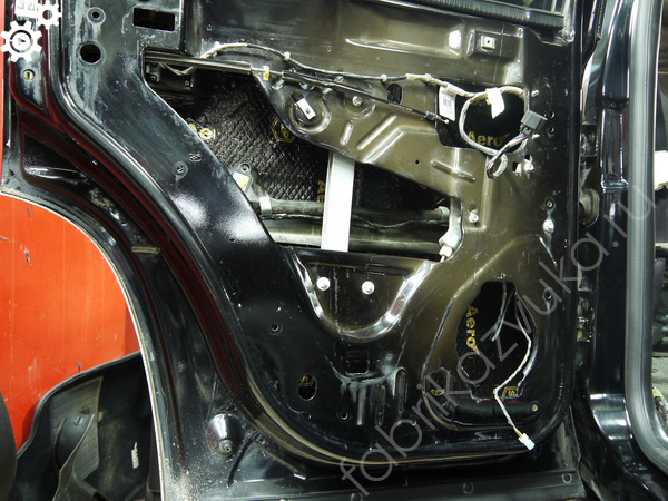 Первый слой виброизоляции левой задней двери | Chevrolet Tahoe III