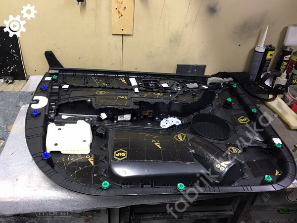 Виброизоляция обшивки правой передней двери | Hyundai Creta I Виброизоляция обшивки правой передней двери | Hyundai Creta I