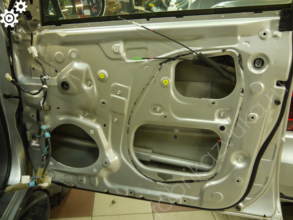 Процесс установки акустики в Toyota LC Prado 120