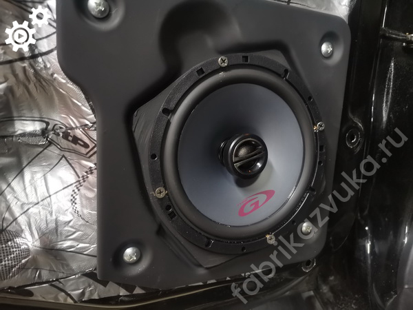 Установка тыловой акустики в Mitsubishi Pajero 4 Установка тыловой акустики в Mitsubishi Pajero 4