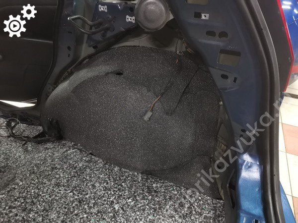 Шумоизоляция правой задней арки Ford Fiesta mk5 Шумоизоляция правой задней арки Ford Fiesta mk5
