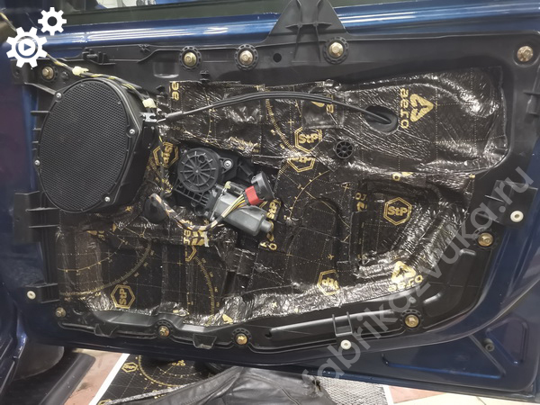 Второй слой виброизоляции правой передней двери Ford Fiesta mk5 Второй слой виброизоляции правой передней двери Ford Fiesta mk5