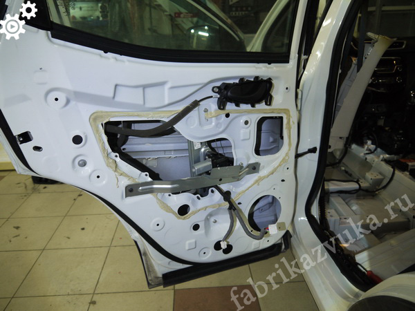 Штатная шумоизоляция дверей Nissan Qashqai II
