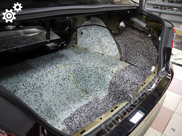 Правое крыло багажника Toyota Camry VIII - второй слой шумоизоляции