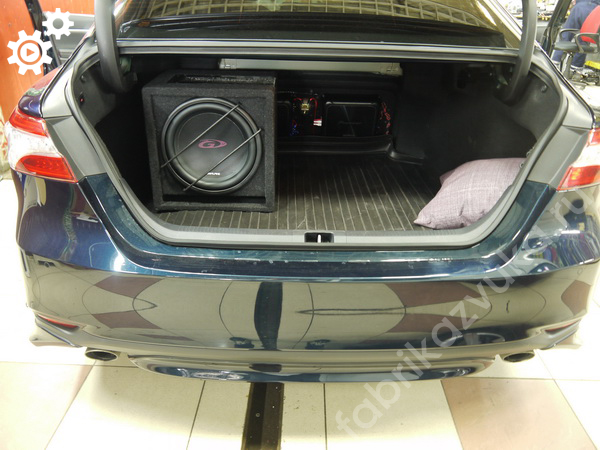 Установка пассивного сабвуфера в Toyota Camry VIII (XV70)