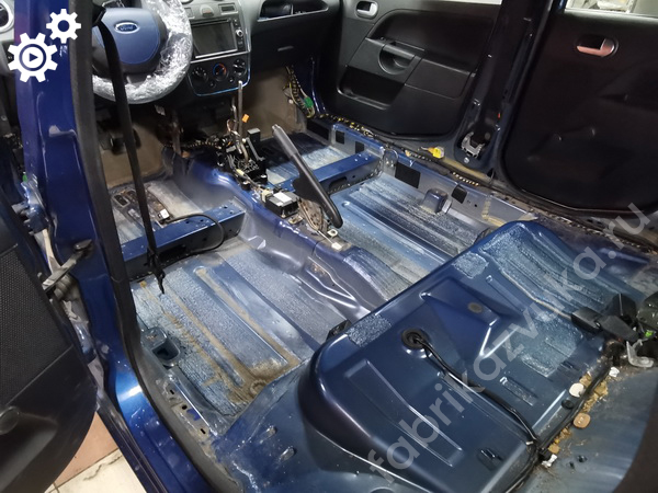 Пол Ford Fiesta mk5 до шумоизоляции Пол Ford Fiesta mk5 до шумоизоляции