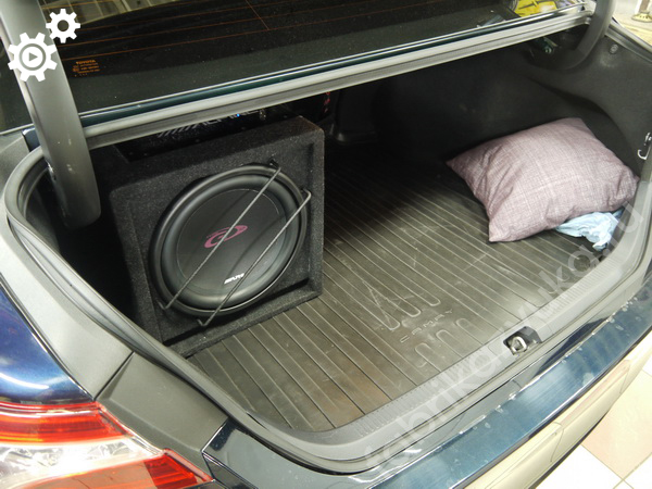 Сабвуфер в багажник Toyota Camry VIII (XV70)