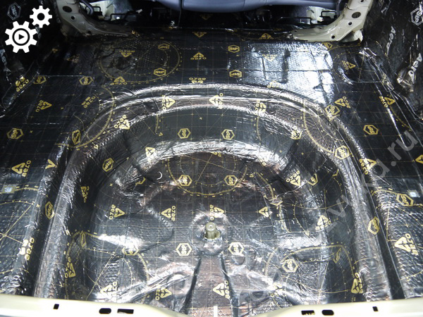Первый слой шумоизоляции багажника Toyota Camry VIII