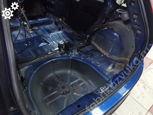 Правая задняя арка Ford Fiesta mk5 до шумоизоляции Правая задняя арка Ford Fiesta mk5 до шумоизоляции
