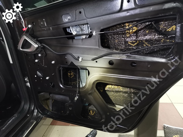 Задняя правая дверь Lada Granta FL - первый слой виброизоляции Задняя правая дверь Lada Granta FL - первый слой виброизоляции