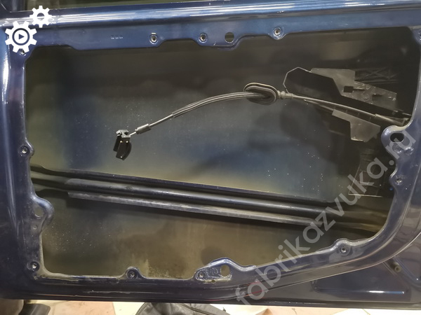 Правая передняя дверь Ford Fiesta mk5 до шумоизоляции Правая передняя дверь Ford Fiesta mk5 до шумоизоляции