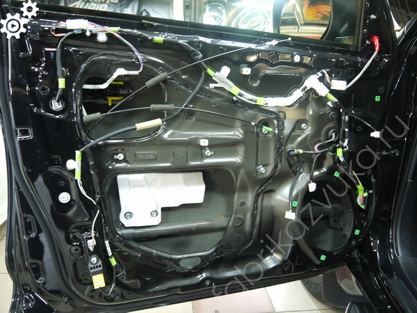 Штатная шумоизоляция дверей Toyota Land Cruiser Prado 150 Рестайлинг
