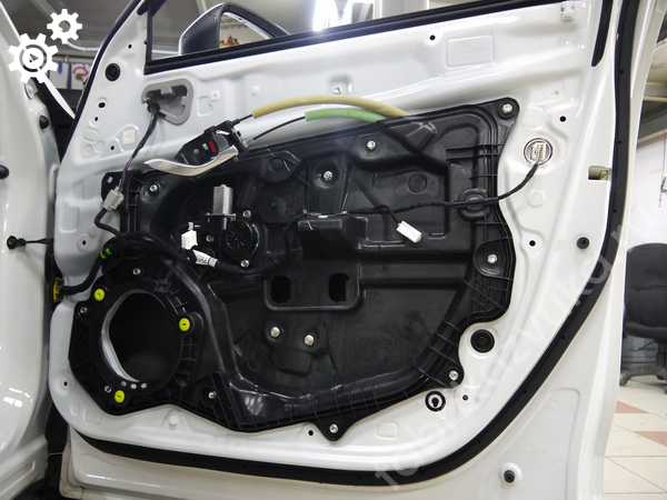 Штатная изоляция двери Mazda CX-5