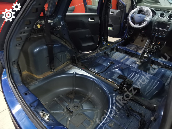 Левая задняя арка Ford Fiesta mk5 до шумоизоляции Левая задняя арка Ford Fiesta mk5 до шумоизоляции
