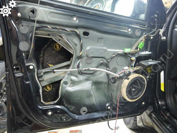 Замена передней акустики в Volvo XC90 