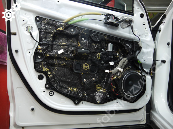 Второй слой виброизоляции Mazda CX-5