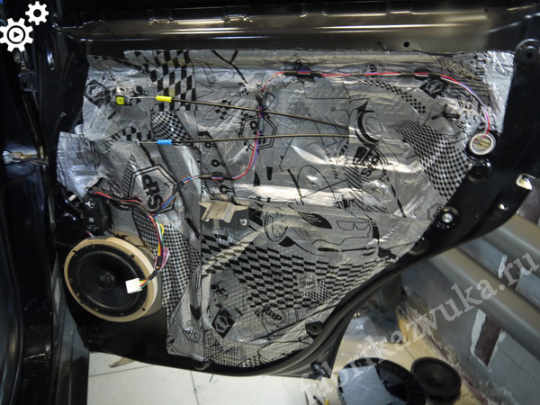 Установка коаксиальной акустики Mitsubishi Outlander III