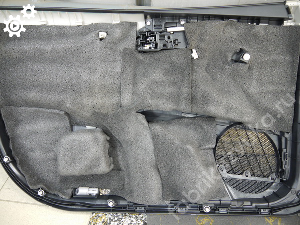 Обшивка правой передней двери Toyota Camry VIII - слой шумоизоляции