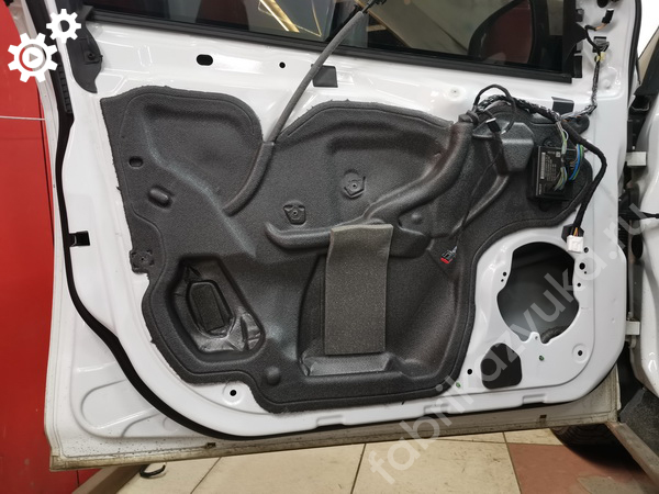Штатная шумоизоляция передней левой двери Ford Focus 3 Рестайлинг