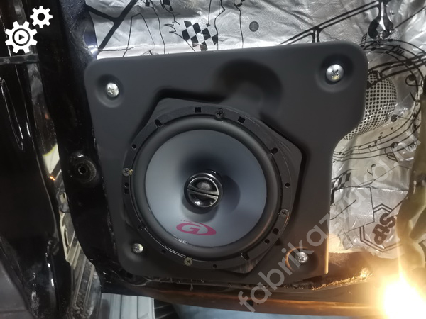 Установка задних динамиков в Mitsubishi Pajero 4 Установка задних динамиков в Mitsubishi Pajero 4