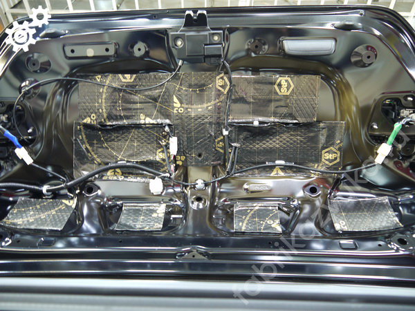 Крышка багажника Toyota Camry VIII - слой виброизоляции