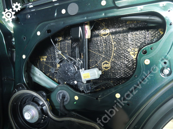 Виброизоляция двери Range Rover Evoque - первый слой