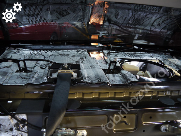 Виброизоляция крышки багажника Левая передняя дверь Toyota Camry VIII до шумоизоляции