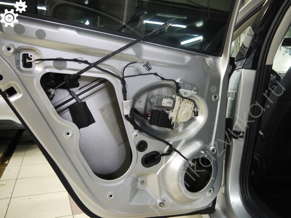 Штатная шумоизоляция Volkswagen Jetta VI - левая задняя дверь