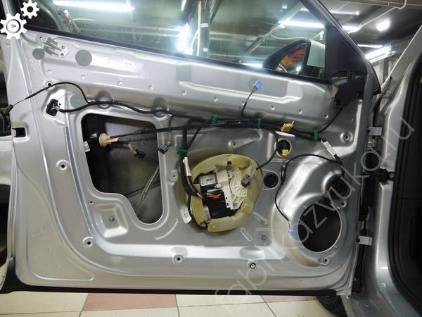 Штатная шумоизоляция Volkswagen Jetta VI - левая передняя дверь