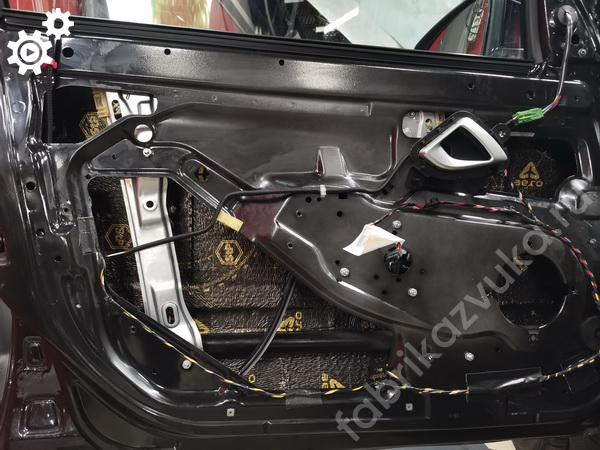 Левая передняя дверь Lada Granta FL - первый слой виброизоляции Левая передняя дверь Lada Granta FL - первый слой виброизоляции