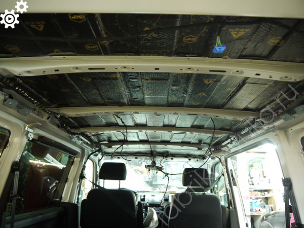 Первый слой шумоизоляции потолка Caravelle T6