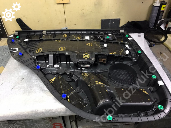 Виброизоляция обшивки правой задней двери | Hyundai Creta I Виброизоляция обшивки правой задней двери | Hyundai Creta I