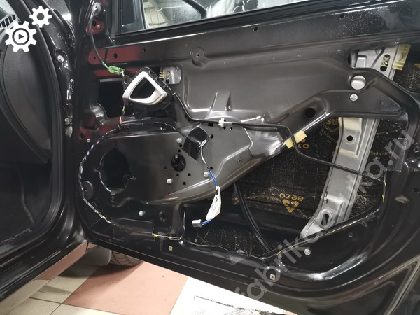 Правая передняя дверь Lada Granta FL - первый слой виброизоляции  Правая передняя дверь Lada Granta FL - первый слой виброизоляции