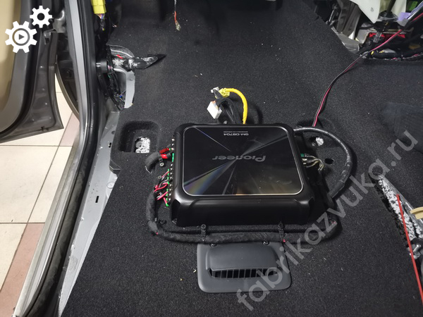 Усилитель на акустику в Hyundai H-1 Starex II Рест 2