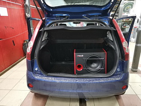 Активный сабвуфер Урал в Ford Fiesta Mk5