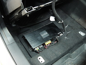 Установка усилителей под сиденья Mazda CX-5