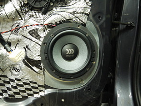 Передние и задние динамики в Kia Sportage III Рестайлинг